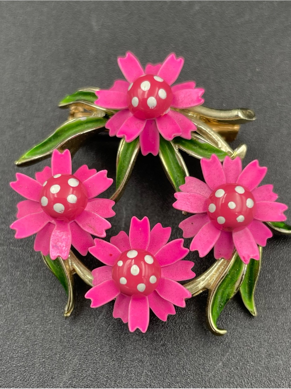 Pink Daisy Flower Wreath Enamel Gold Tone Brooch Unmarked